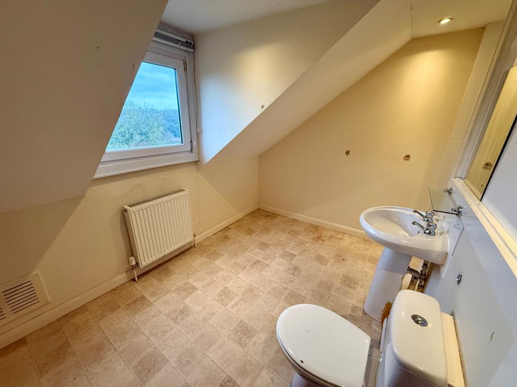 Lot: 151 - TERRACE HOUSE FOR IMPROVEMENT - Bathroom with W.C.